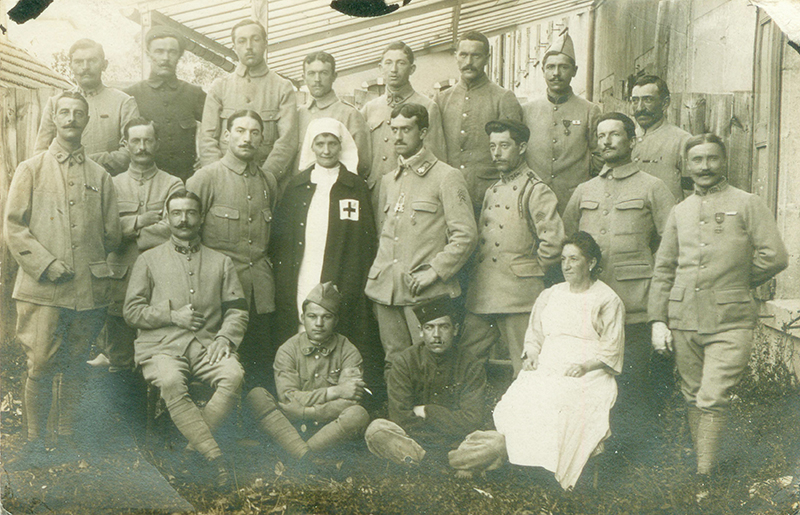 一战时期法国士兵和护士明信片.jpg