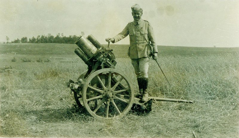 一战时期法国士兵与缴获的德国炮照片.jpg